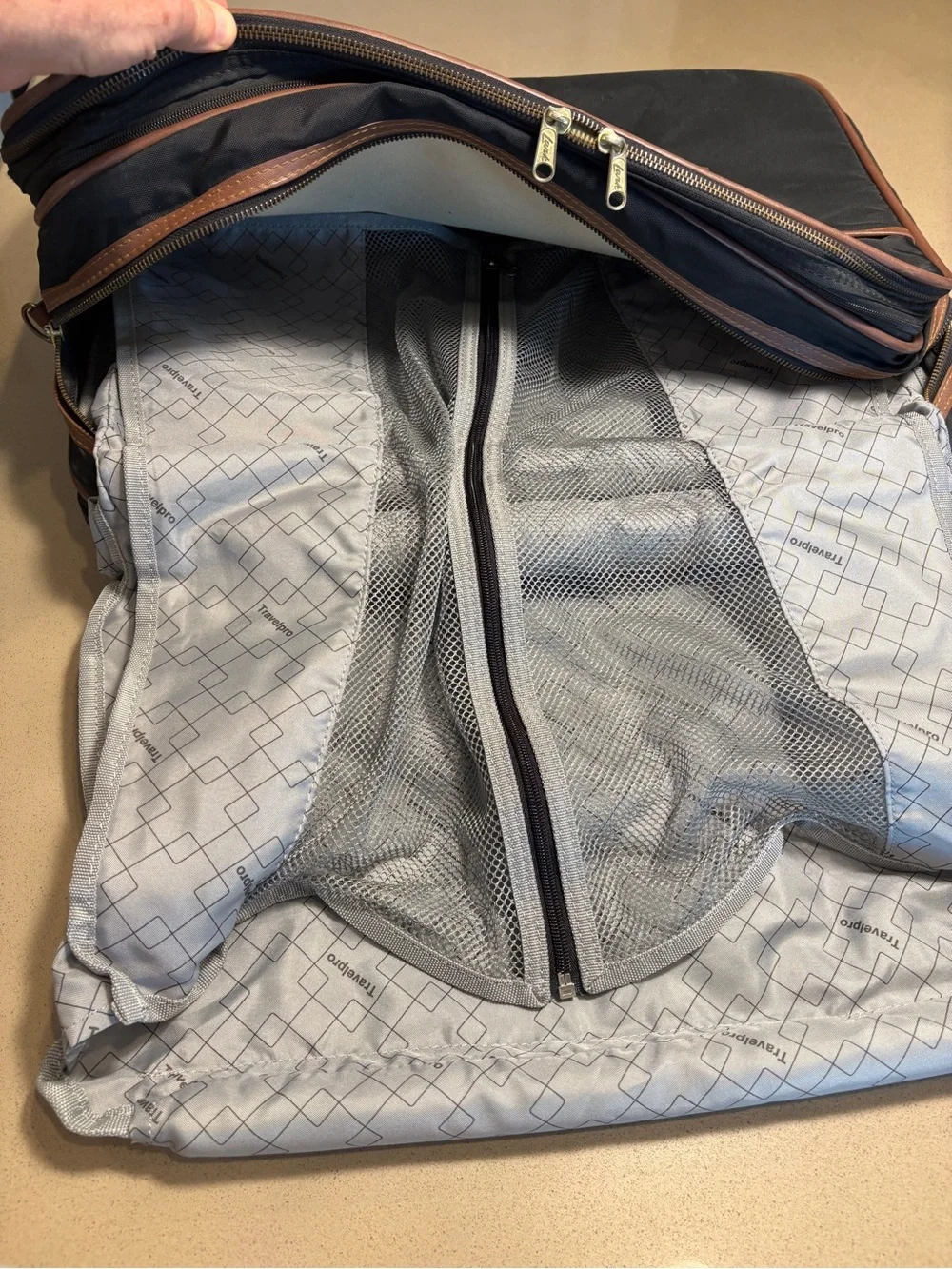 Vintage Lark expandable carry on suite case Black with 3 sections